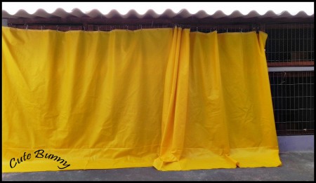 Cortina de proteção para ventos e chuva, no inverno são colocadas casinhas para eles se abrigarem do frio.